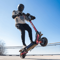 Uomo alla guida del monopattino elettrico Nanrobot D4+MAX