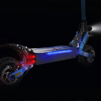 Monopattino elettrico Nanrobot D4+MAX con le luci accese su sfondo scuro