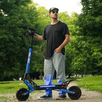 Uomo in piedi con il monopattino elettrico Nanrobot D4+MAX