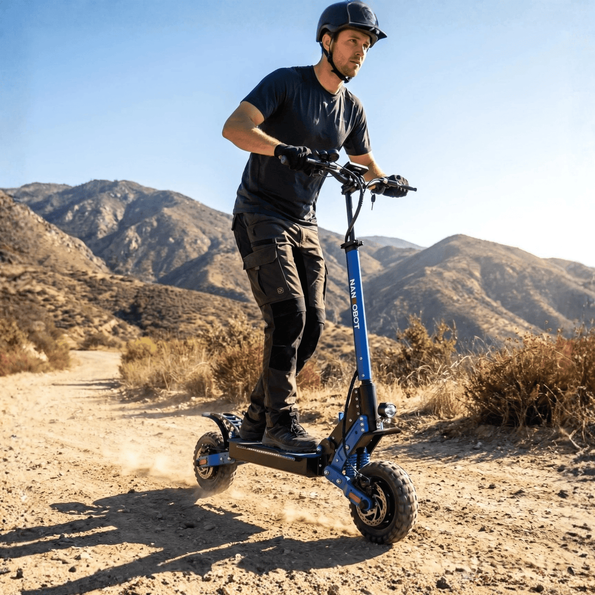 Uomo alla guida del monopattino elettrico Nanrobot D4+MAX in montagna