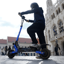 Uomo alla guida del monopattino elettrico Nanrobot D4+MAX in città