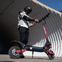 Uomo alla guida del monopattino elettrico Nanrobot D4+MAX