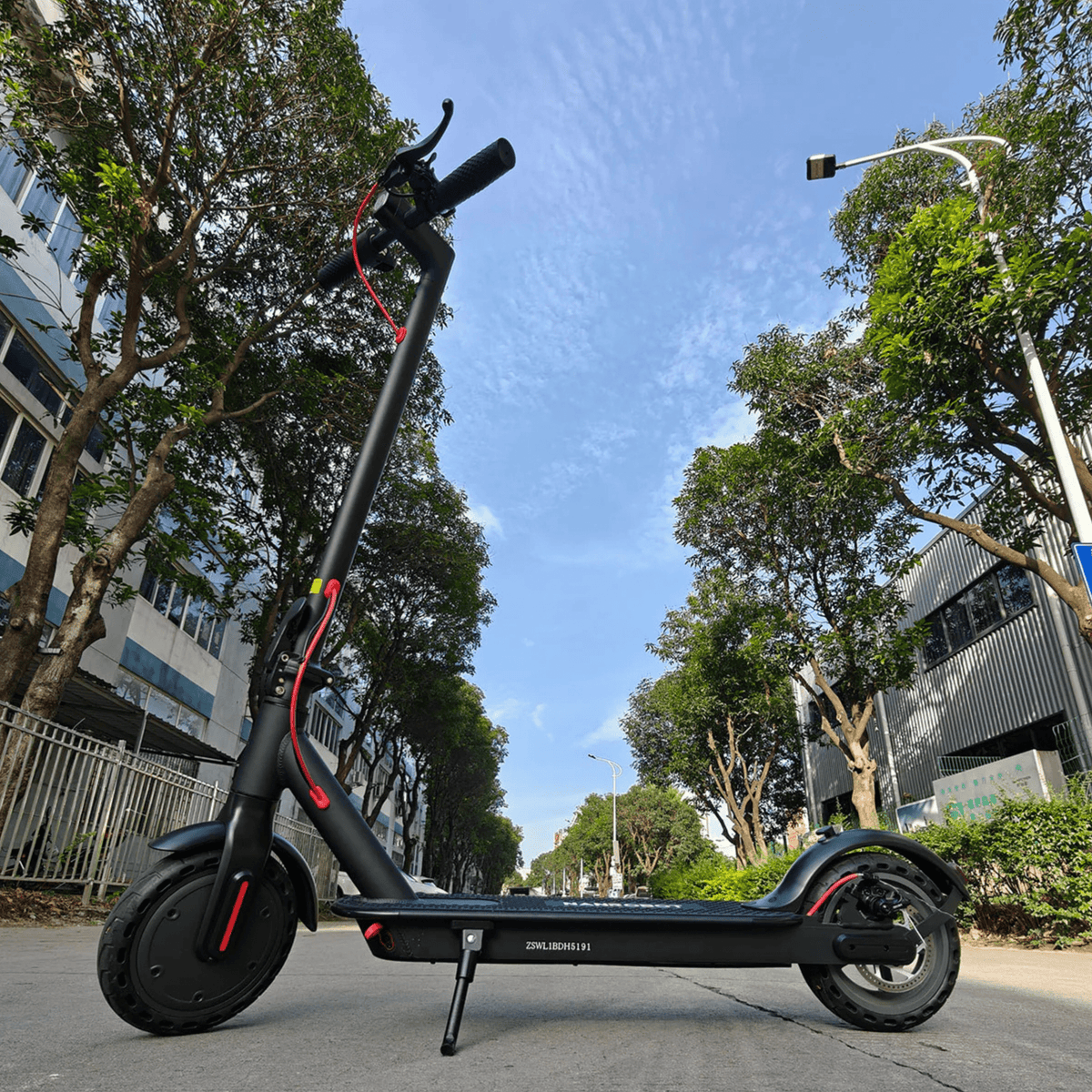 Monopattino elettrico Nanrobot H1 visto di lato in città