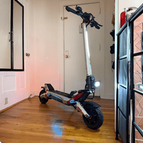 Monopattino elettrico Nanrobot N6 visto di tre quarti al chiuso