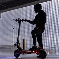 Persona in piedi con il monopattino elettrico Nanrobot N6