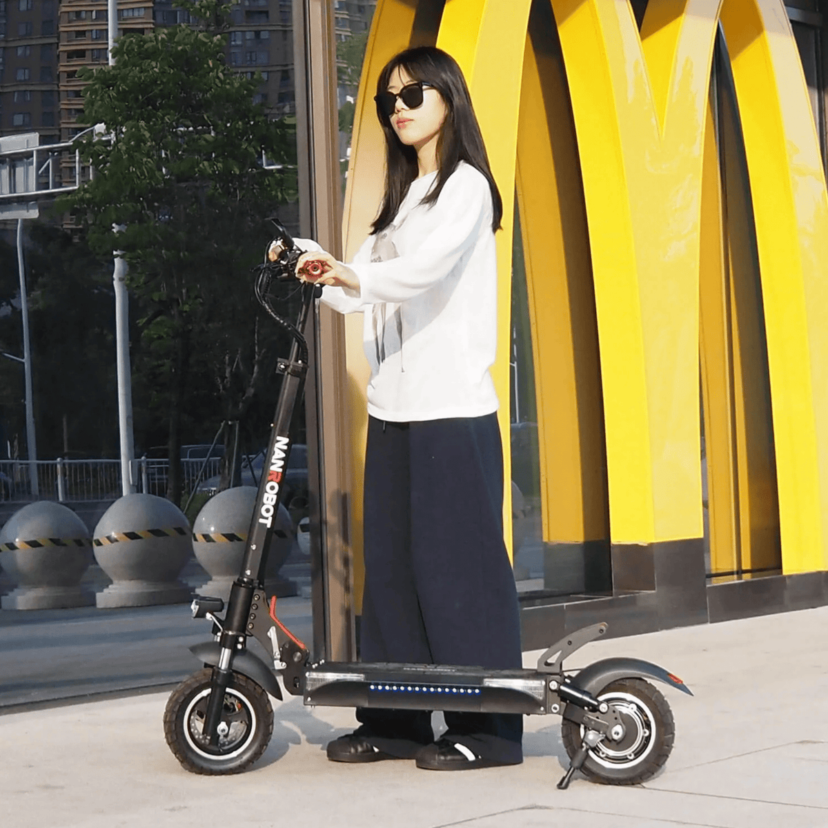 Donna in piedi con il monopattino elettrico Nanrobot T1