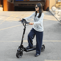 Donna in piedi con il monopattino elettrico Nanrobot T1