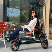 Donna in sella al monopattino elettrico Nanrobot T1