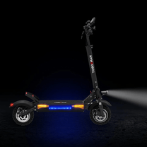 Monopattino elettrico Nanrobot T1 con le luci accese su sfondo scuro