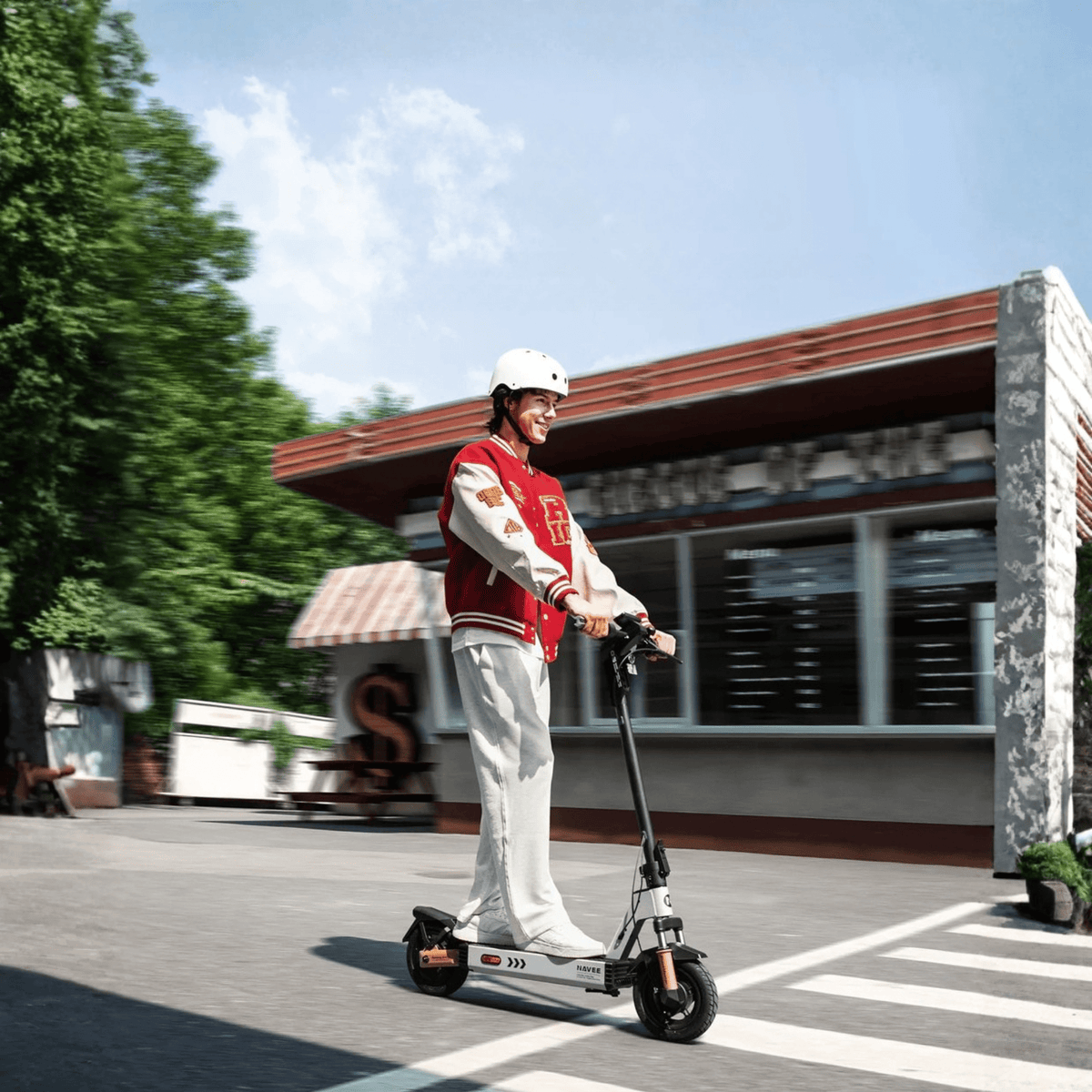 Persona alla guida del monopattino elettrico NAVEE G5 in città