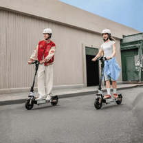 Donna in piedi con il monopattino elettrico NAVEE G5