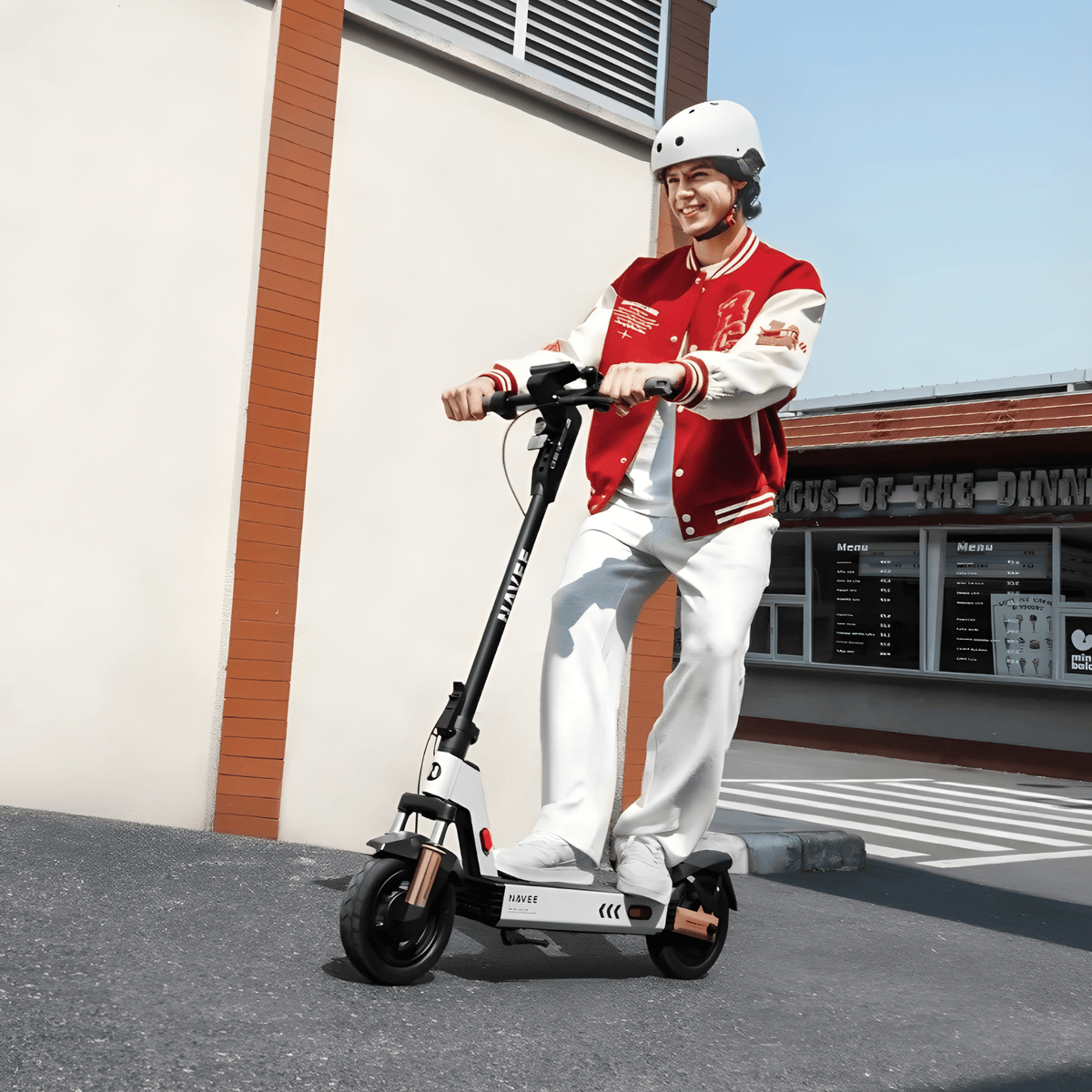 Persona alla guida del monopattino elettrico NAVEE G5 in città