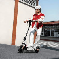 Persona alla guida del monopattino elettrico NAVEE G5 in città