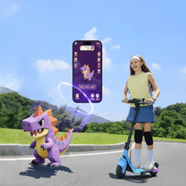 Persona in piedi con il monopattino elettrico per bambini NAVEE K100 Max con un bambino