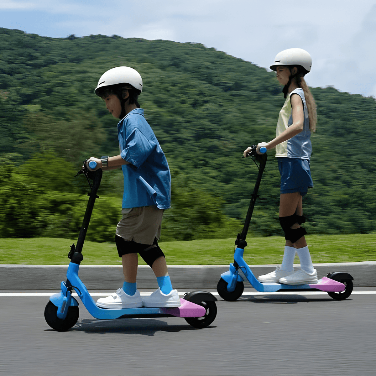 Persona in piedi con il monopattino elettrico per bambini NAVEE K100 Max con un bambino