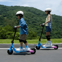 Persona in piedi con il monopattino elettrico per bambini NAVEE K100 Max con un bambino