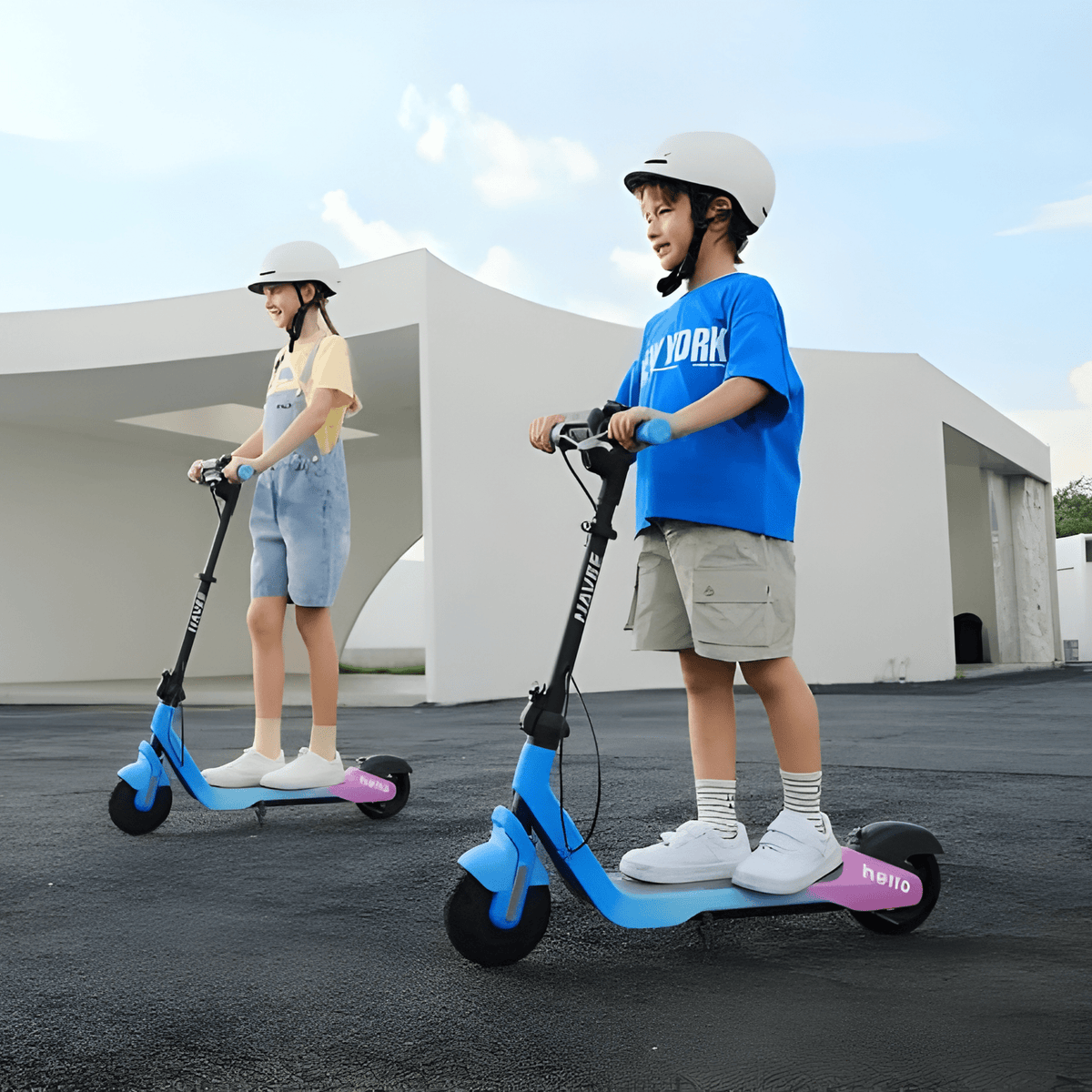Persona in piedi con il monopattino elettrico per bambini NAVEE K100 Max con un bambino