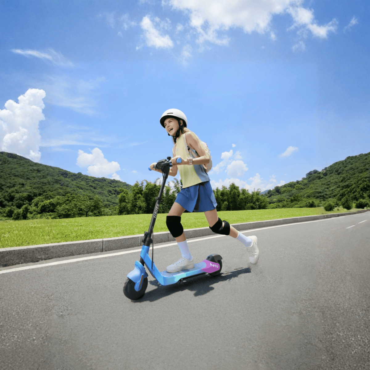 Persona in piedi con il monopattino elettrico per bambini NAVEE K100 Max con un bambino