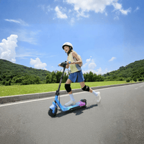 Persona in piedi con il monopattino elettrico per bambini NAVEE K100 Max con un bambino