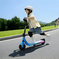 Persona alla guida del monopattino elettrico per bambini NAVEE K100 Max in città con un bambino