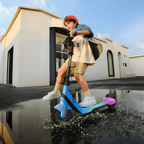 Persona alla guida del monopattino elettrico per bambini NAVEE K100 Max in città con un bambino