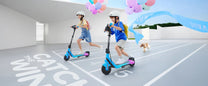 Persona alla guida del monopattino elettrico per bambini NAVEE K100 Max in città con un bambino