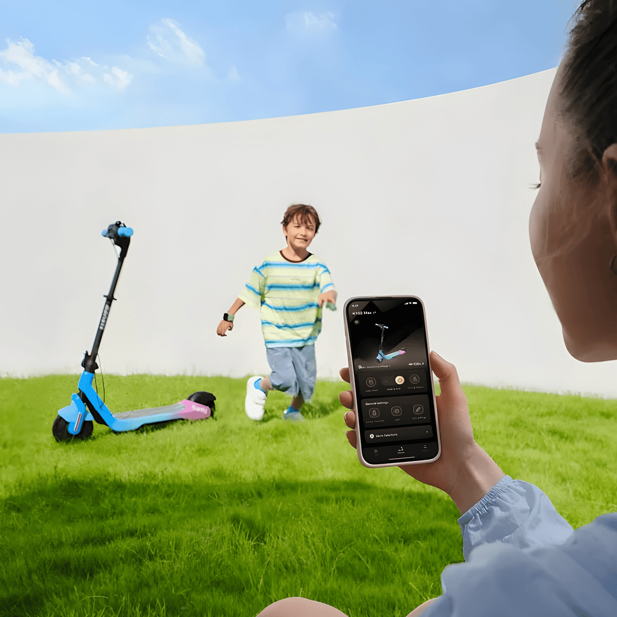 App per smartphone del monopattino elettrico per bambini NAVEE K100 Max su un prato