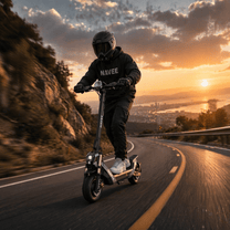 Persona alla guida del NAVEE NT5 Ultra X monopattino elettrico in città