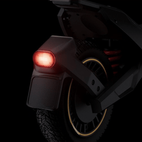 Luce posteriore del NAVEE NT5 Ultra X accesa