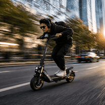 Persona alla guida del NAVEE NT5 Ultra X monopattino elettrico in città