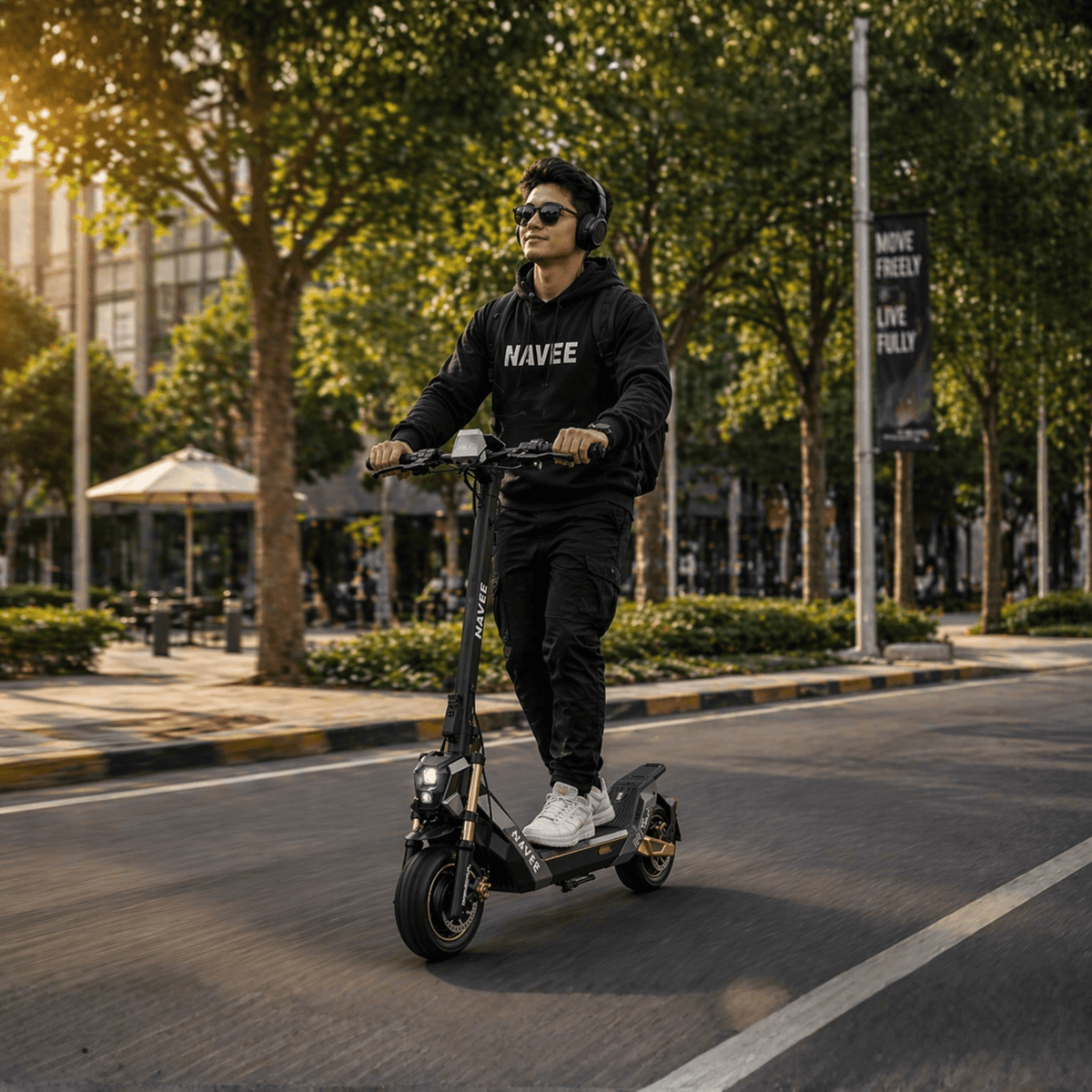 Persona alla guida del NAVEE NT5 Ultra X monopattino elettrico in città