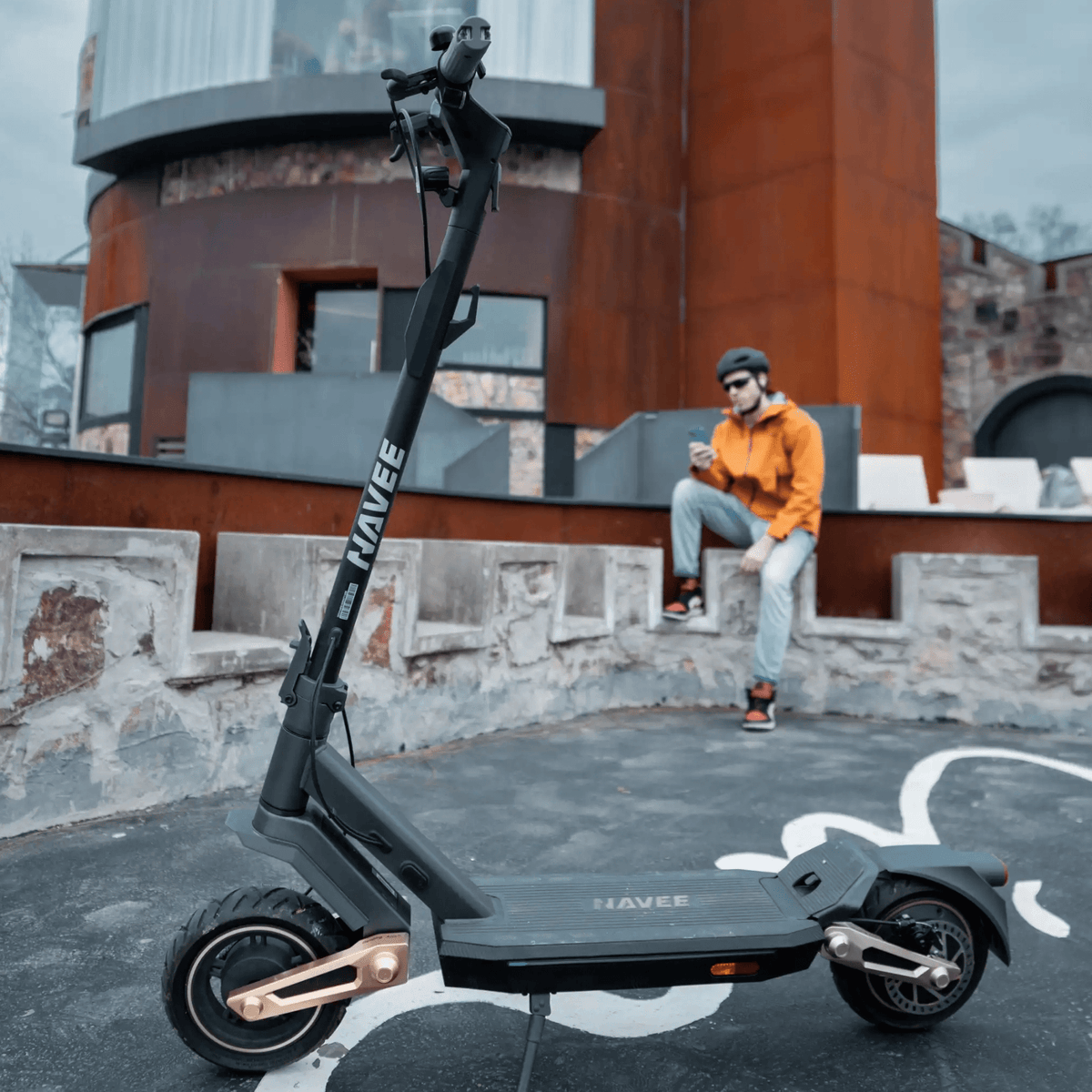 Persona in piedi con il monopattino elettrico NAVEE ST3