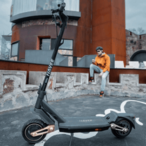 Persona in piedi con il monopattino elettrico NAVEE ST3