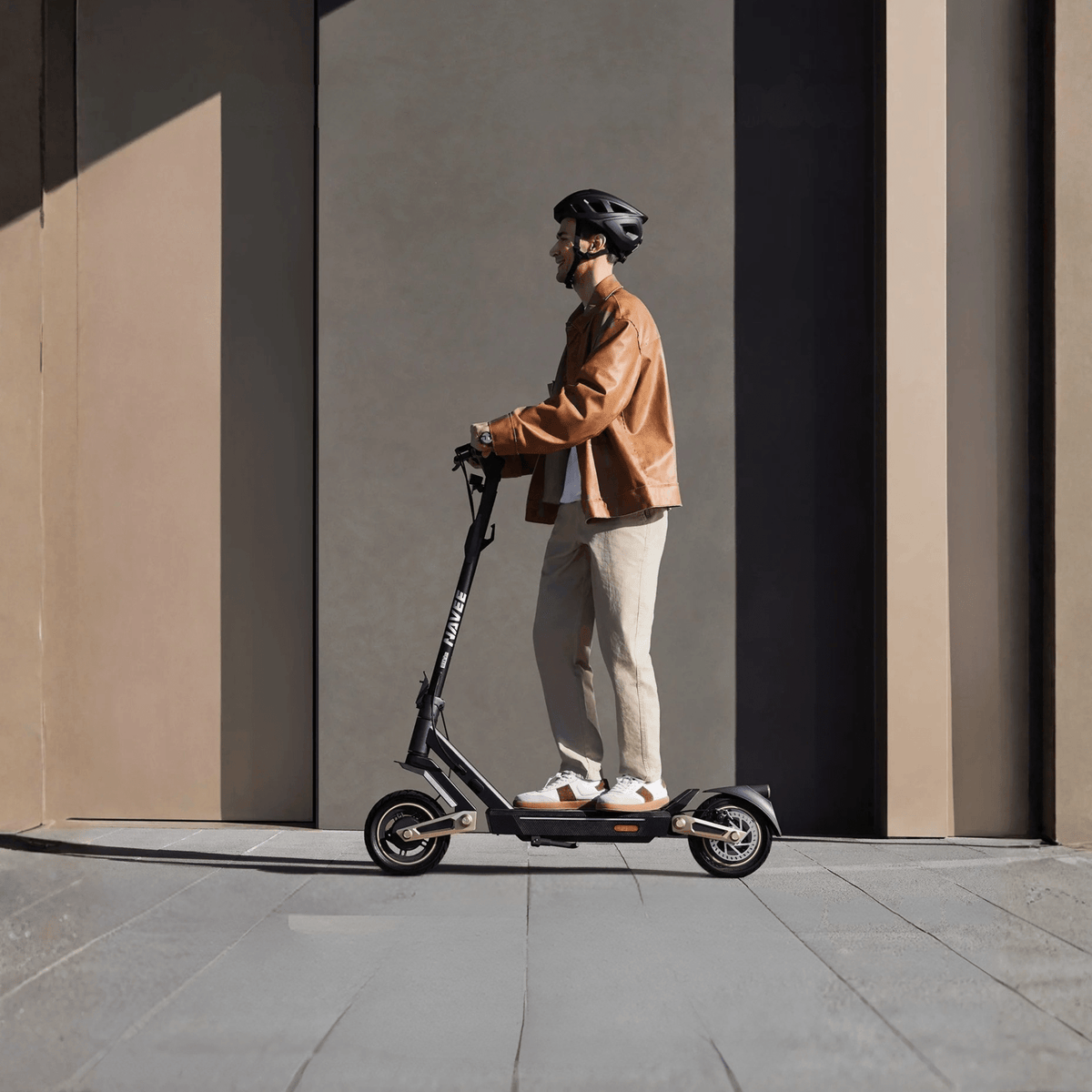 Persona alla guida del monopattino elettrico NAVEE ST3 in città