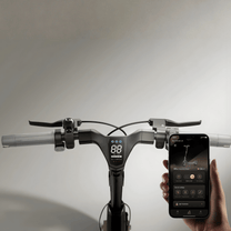 App per smartphone del monopattino elettrico NAVEE ST3 su sfondo bianco