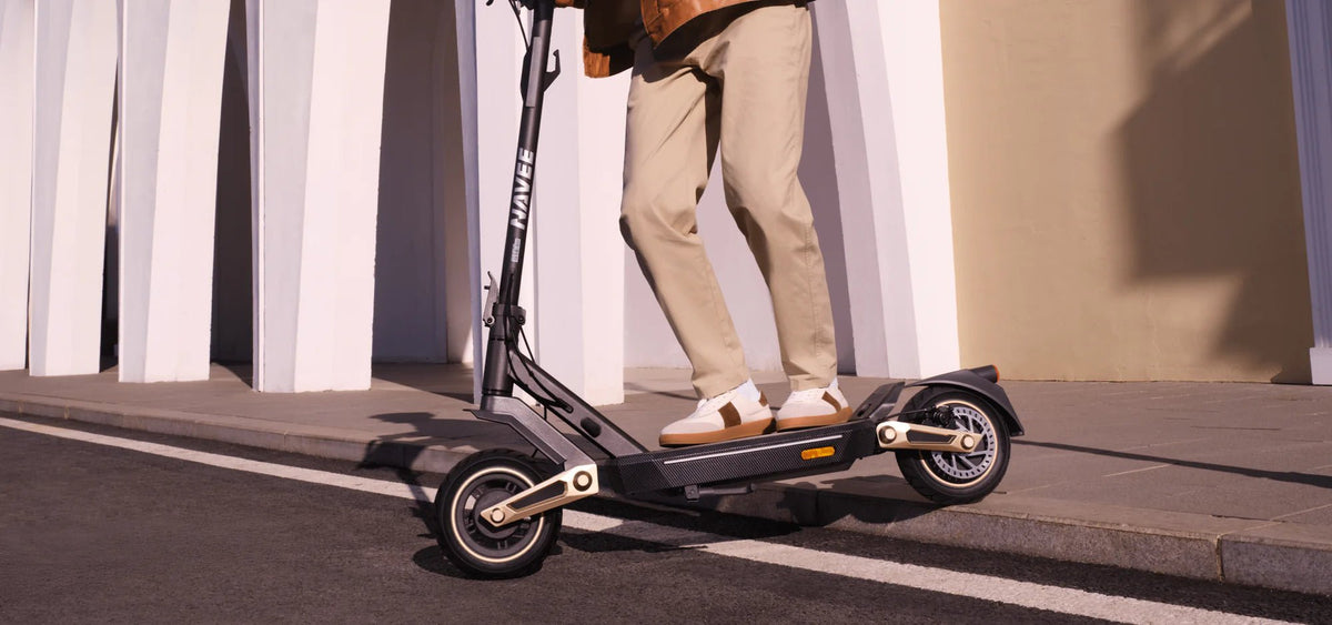 Persona alla guida del monopattino elettrico NAVEE ST3 Pro in città