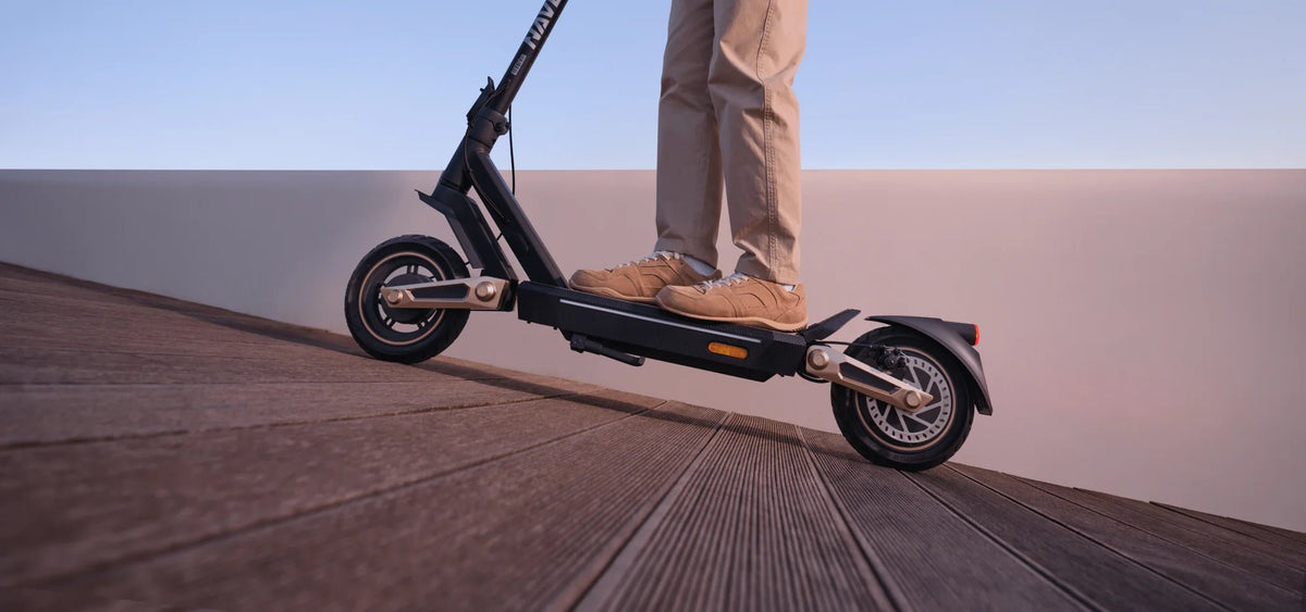 Monopattino elettrico NAVEE ST3 Pro visto di lato