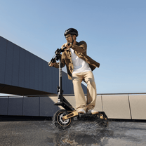 Persona in piedi con il monopattino elettrico NAVEE ST5 Max in una strada