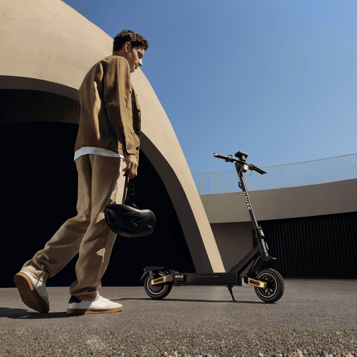 Persona in piedi con il monopattino elettrico NAVEE ST5 Max