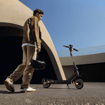 Persona in piedi con il monopattino elettrico NAVEE ST5 Max