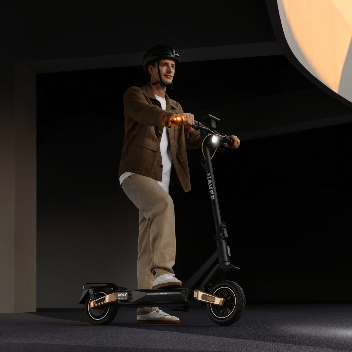 Persona in piedi con il monopattino elettrico NAVEE ST5 Max
