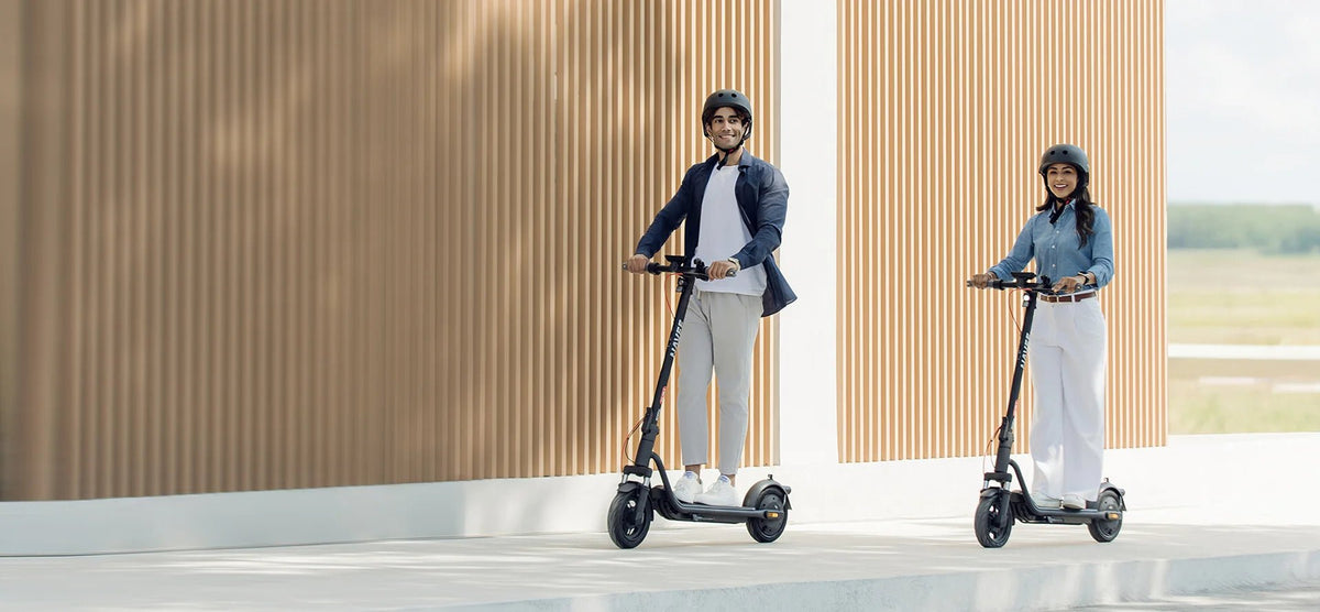 Persona alla guida del monopattino elettrico NAVEE V25i Pro II in città