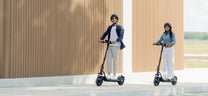Persona alla guida del monopattino elettrico NAVEE V25i Pro II in città