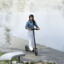Donna in piedi con il monopattino elettrico NAVEE V25i Pro II