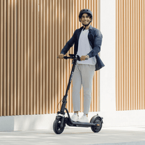 Persona in piedi con il monopattino elettrico NAVEE V25i Pro II