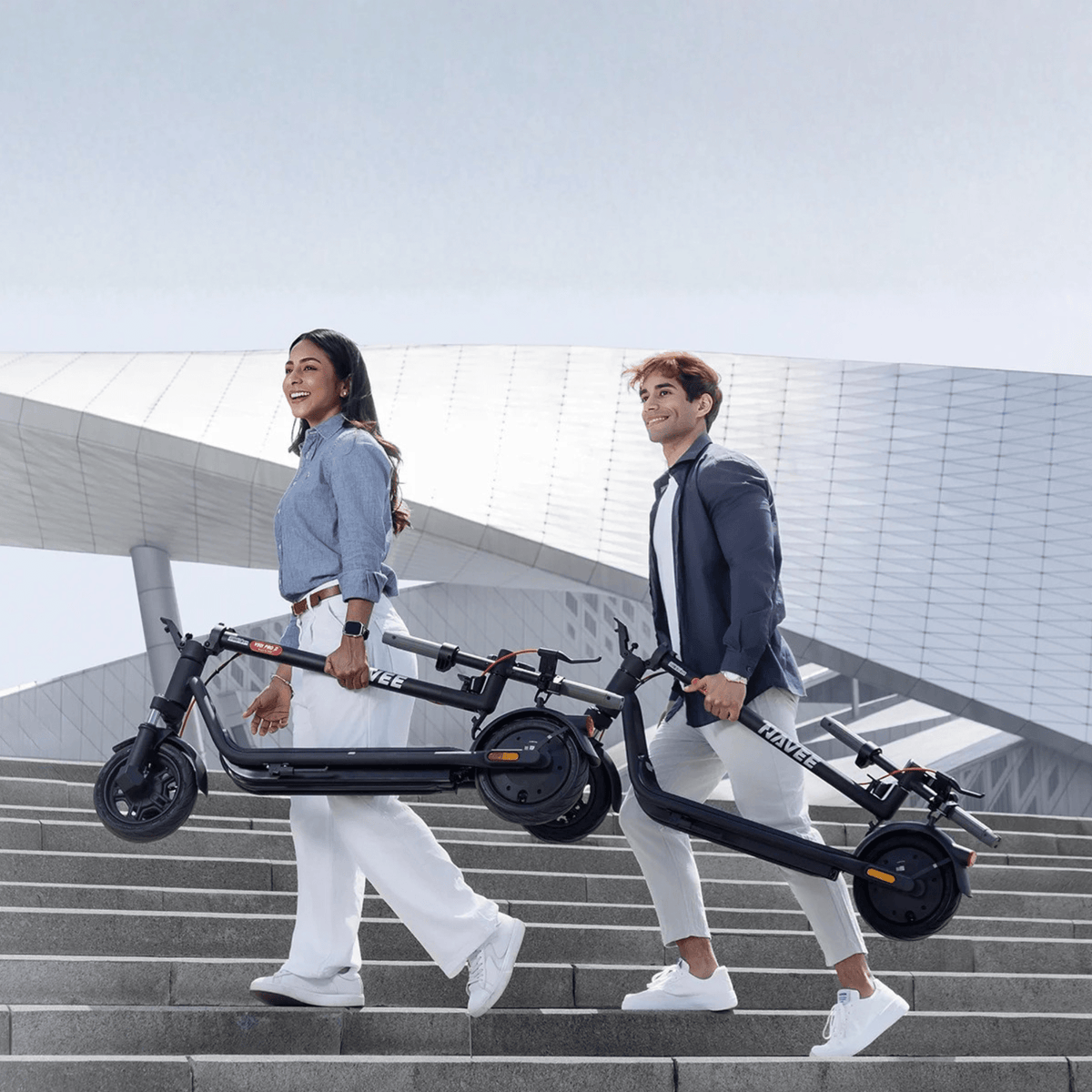 Persona che porta il monopattino elettrico NAVEE V25i Pro II piegato