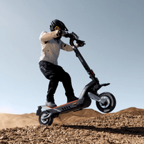 Pilota con il monopattino elettrico NAVEE XT5 Pro in fuoristrada
