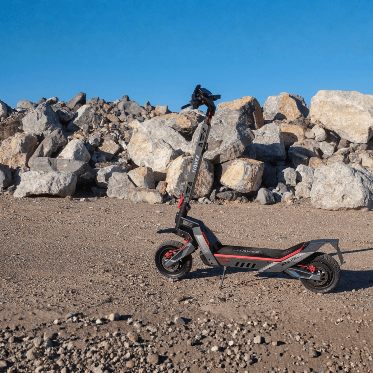 Monopattino elettrico NAVEE XT5 Pro visto di lato su terreno sabbioso