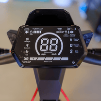 Primo piano del display del NAVEE XT5 Pro