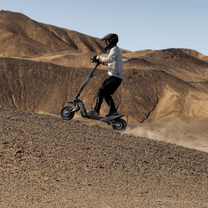 Pilota con il monopattino elettrico NAVEE XT5 Pro in fuoristrada nel deserto